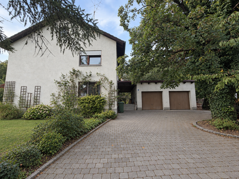 Einfamilienhaus mit großzügigem Grundstück, 84032 Altdorf, Einfamilienhaus